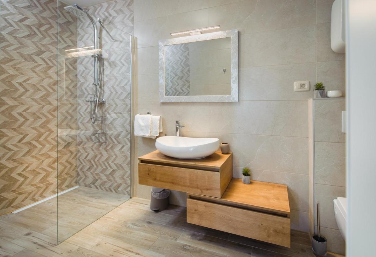 Villa Leona A Luxury Villa Near Makarska, Heated Pool Живогошче Номер фото
